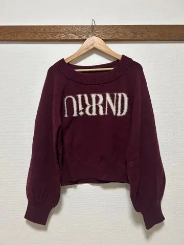 rienda Riu 콜라보 로고 니트탑