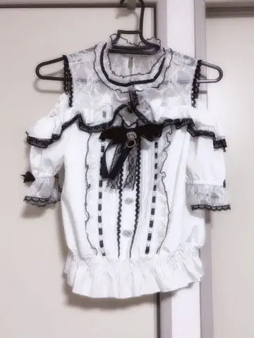 LIZLISA 오픈 숄더 프릴 블라우스