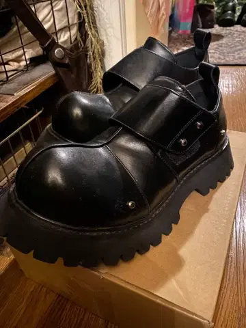 블랙 가죽 통굽 신발