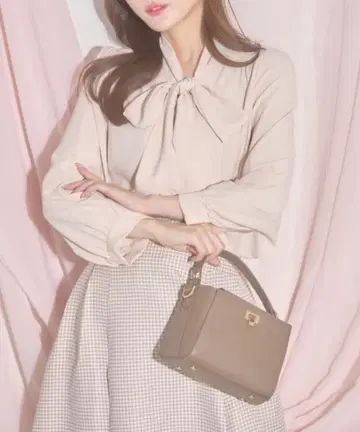 tocco 리본 포함 베이지 블라우스 미사용 새상품