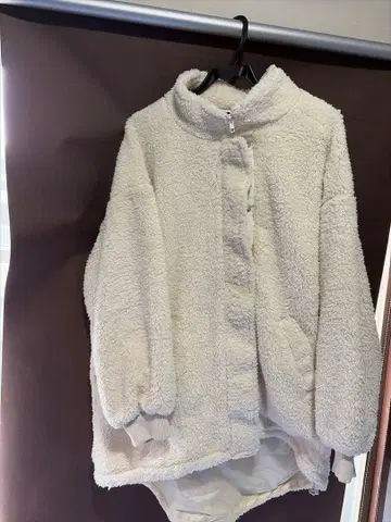 화이트 보아 자켓 사이드 포켓 포함