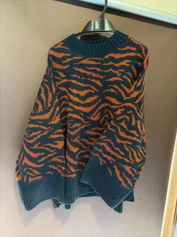 니트 스웨터 긴팔 네이비 오렌지