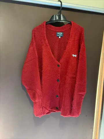 빨간색 버튼 달린 가디건 코엔