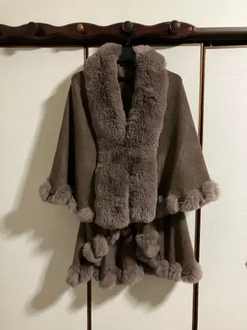 퍼 트리밍 케이프 ( 모카 프리 )