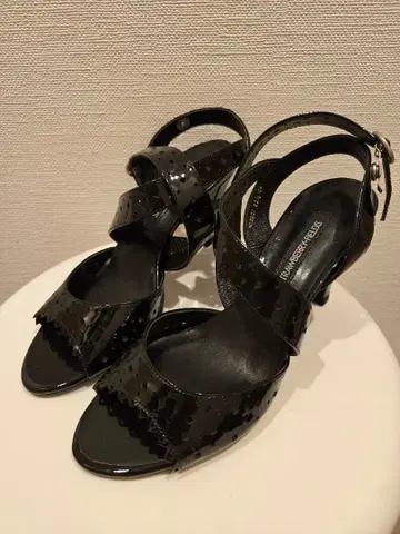 [새상품] 스트로베리 필드 에나멜 샌들 23.5 블랙