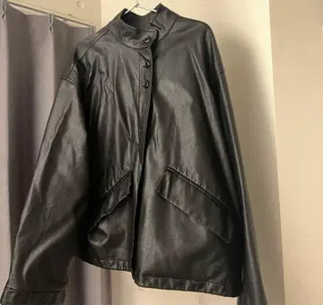 블랙 가죽 자켓 버튼 포함