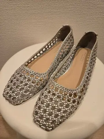 뷰티앤유스 유나이티드 애로우즈 메쉬 플랫 펌프스 실버