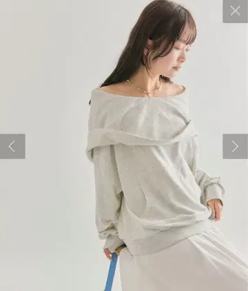 오프숄더 그레이 맨투맨 상의