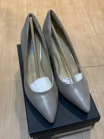 새상품 ILIMA 샴페인 베이지 펌프스 23.5cm