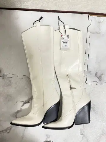 화이트 스틸레토 롱 부츠