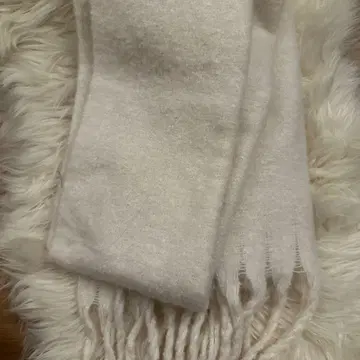 화이트 울 혼방 프린지 머플러