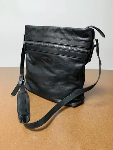 [JIMMY CHOO] 프론트 로고 천연 가죽 숄더백 블랙