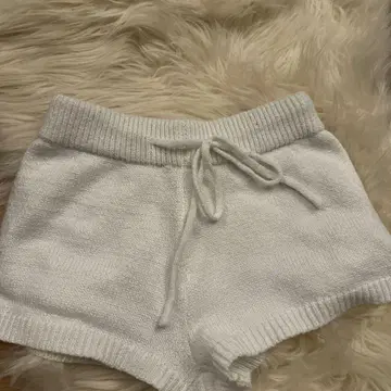 화이트 니트 숏팬츠