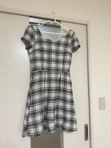 체크 무늬 반팔 플레어 원피스