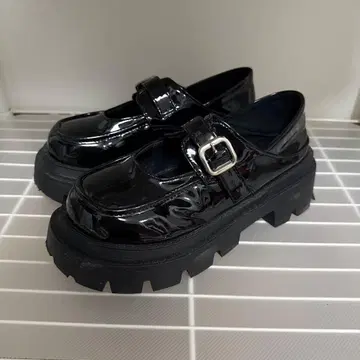 블랙 에나멜 통굽 로퍼