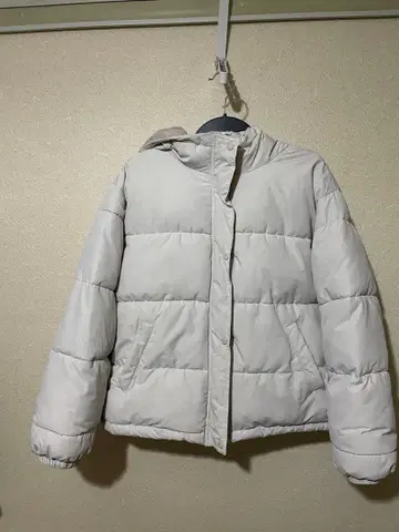 화이트 다운 자켓 후드 부착