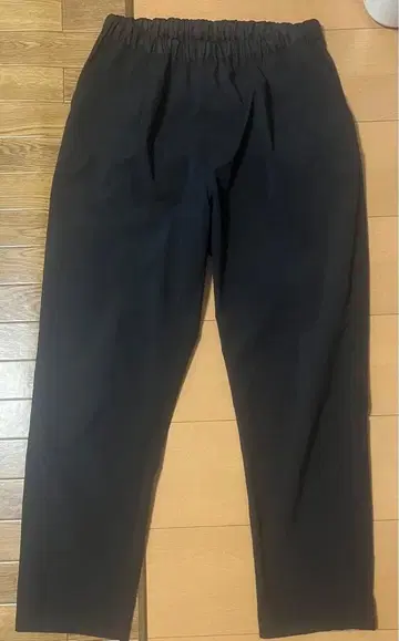 OURHOME 깔끔한 실루엣의 테이퍼드 팬츠 블랙