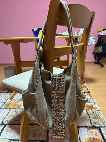 스터드 장식 그레이 가죽 백