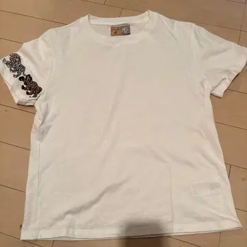 KARAKU 호랑이 자수 화이트 T셔츠