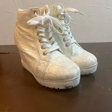 화이트 레이스 웨지 스니커즈