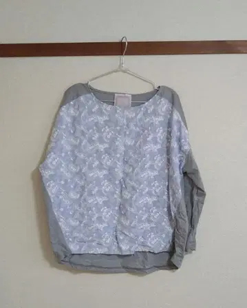 새상품급*BEARDSLEY 꽃무늬 자수 긴팔 티셔츠