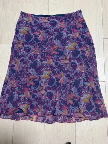 플레어 스커트 보라색 계열 꽃무늬 무릎 기장