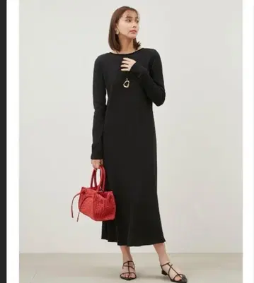 미라 오웬 어깨 패드 부착 플레어 내로우 와플 원피스(BLK-0)