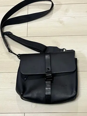 GASTON LUGA 블랙 숄더백