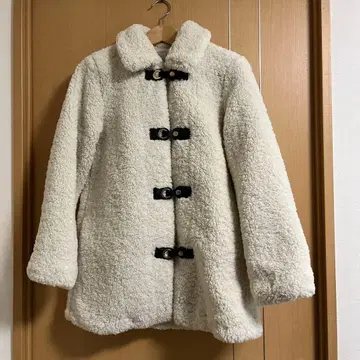 ZARA 화이트 보아 코트