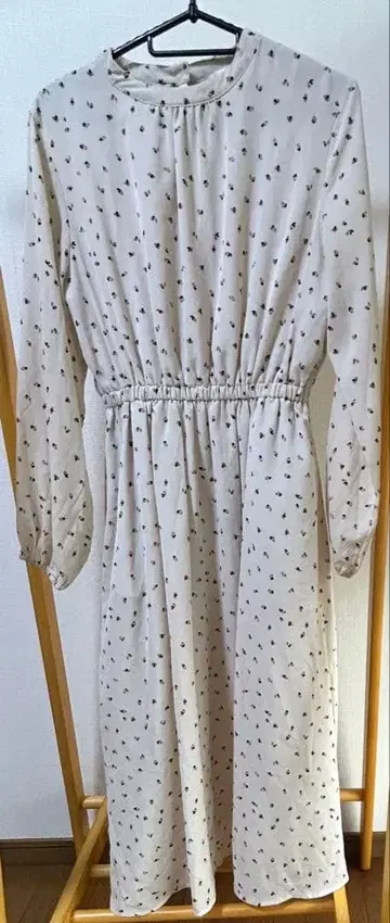 긴팔 롱 원피스 크림색 작은 꽃 무늬