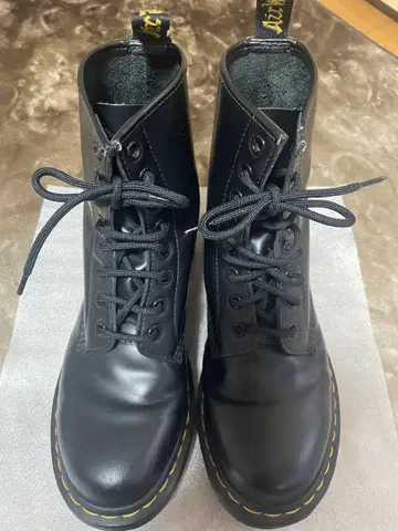 새상품급 닥터마틴 8홀 블랙 EU38 ( 24~24.5cm 상당 )