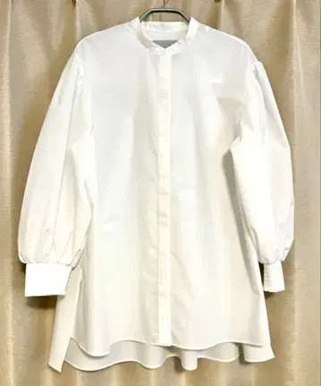 UNFILO 볼륨 슬리브 블라우스 (화이트) M