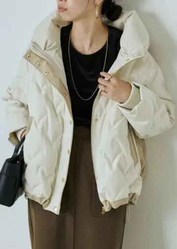 택 포함 새상품! Jena 배색 텐트 라인 다운 자켓