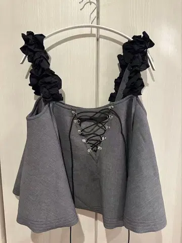 MAISON SPECIAL 플라워 스트랩 2웨이 탑스