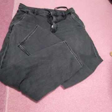 UNIQLO 다크 그레이 스트레이트 청바지