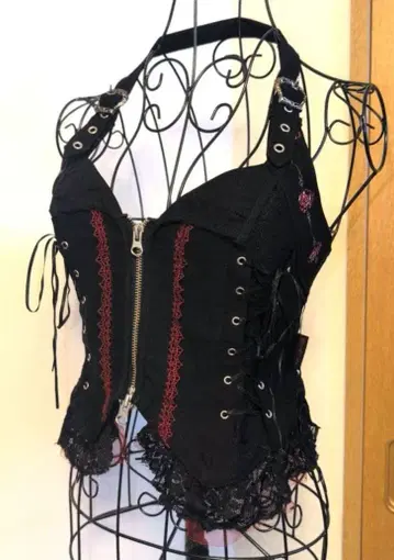 OzzCroce 홀터넥 뷔스티에 장미 자수 레이스 장식 포함