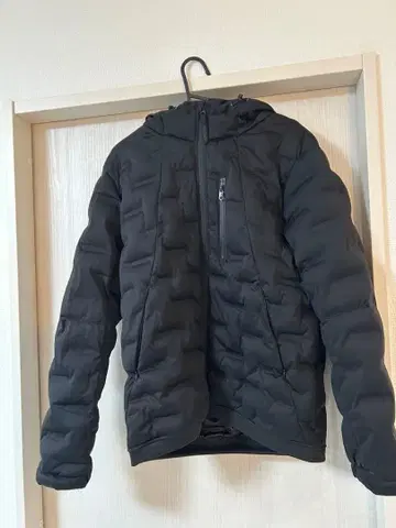 후드 부착 블랙 퀼팅 자켓