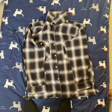 블랙과 그레이 체크 긴팔 셔츠