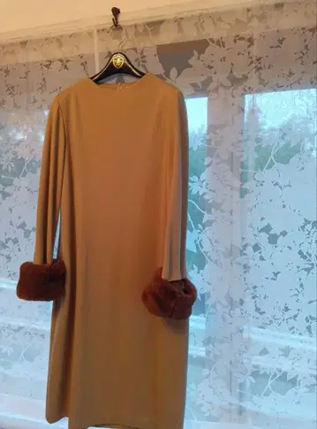 FIGO 베이지 긴팔 원피스 퍼 부착