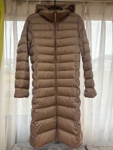 베이지 후드 부착 다운 롱 코트
