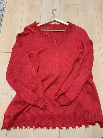 빨간색 V넥 니트 스웨터