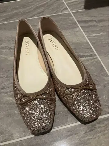 글리터 장식 브라운 플랫슈즈