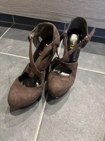 브라운 스웨이드 웨지힐 펌프스