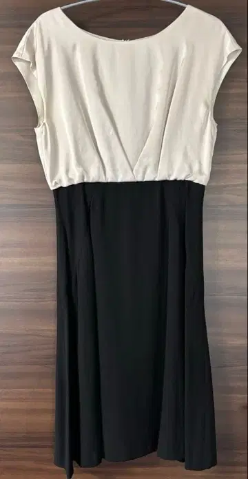 슬리브리스 A라인 드레스 화이트/블랙