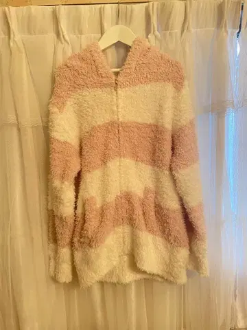 후드 부착 룸웨어 핑크와 화이트 젤라또피케 새상품급