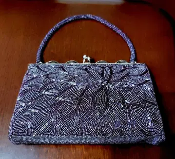 보라색 비즈 자수 클러치백