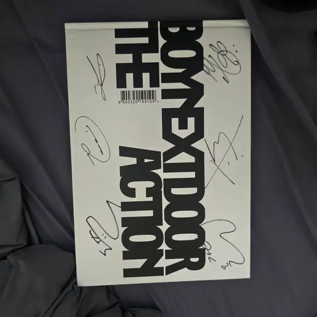 보이넥스트도어 '더 액션' 앨범 친필사인