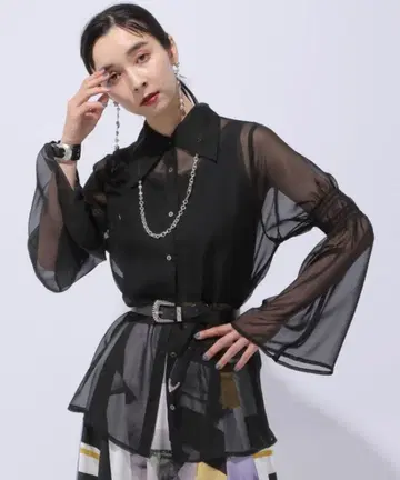 HARE 블랙 소매 플레어 시어 셔츠