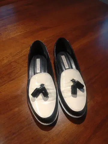 화이트 블랙 로퍼 리본 포함