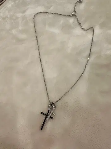 스와로브스키 크로스 모티브 목걸이 실버 블랙
